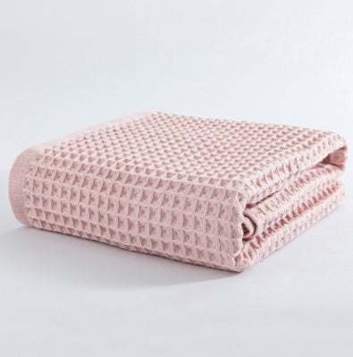 Cotton bath towel in pink with a textured surface, made from 100% Turkish cotton, size 140x70cm.