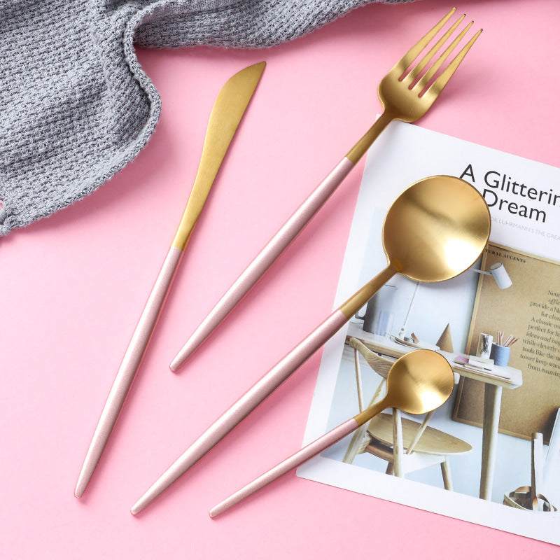 Elegant stainless steel cutlery spoon set with mirror polishing finish.