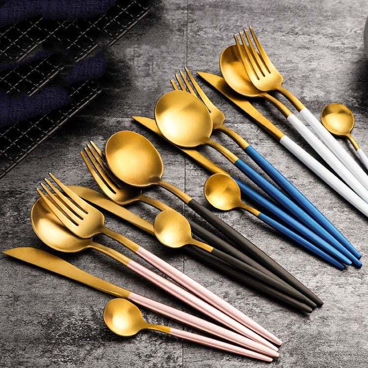 Stainless steel cutlery spoon set with mirror polishing.