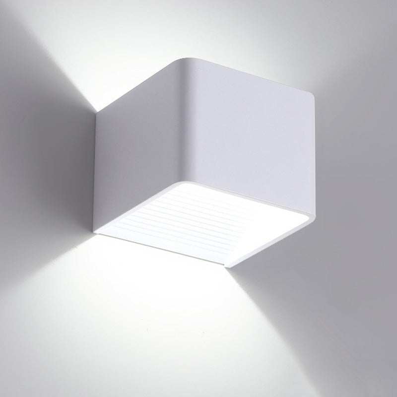 Square LED indoor lighting wall lamp in white, featuring a compact design and warm/white light.