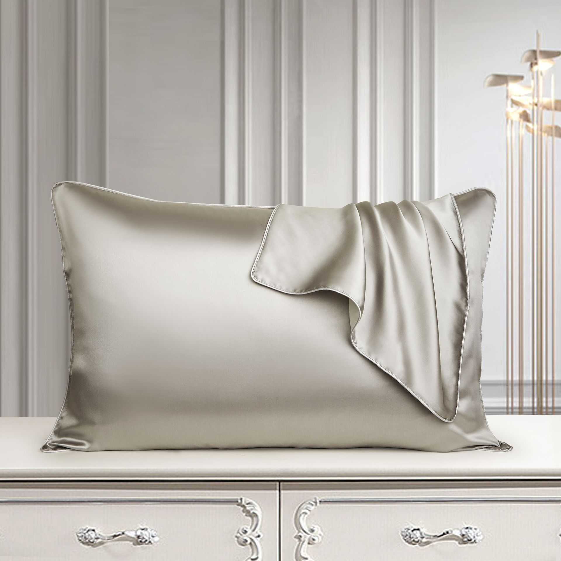 Luxury silk pillowcase in palace style, made from mulberry silk with light luxury finish.