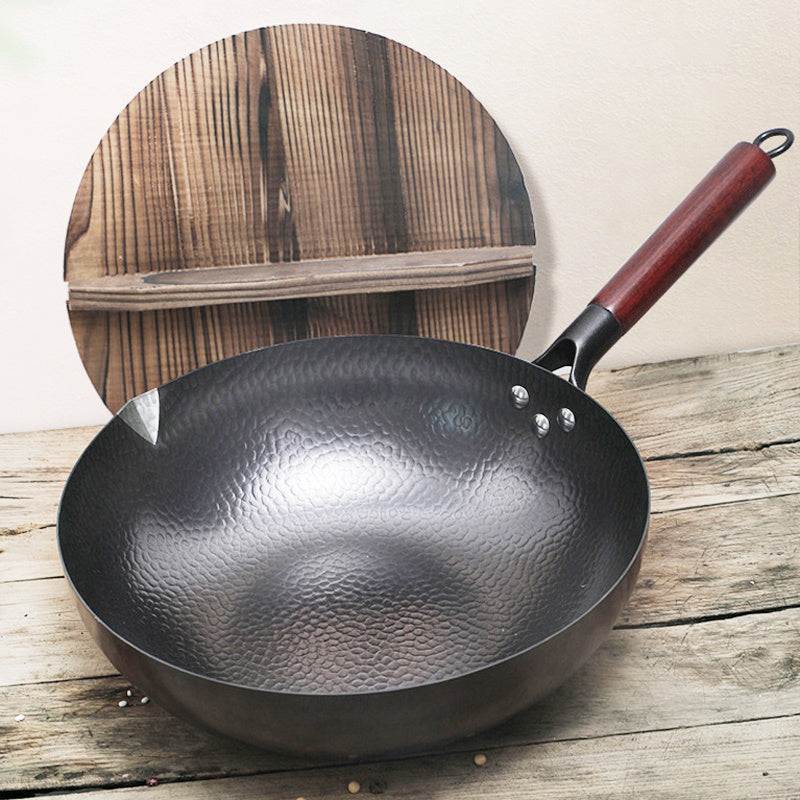 Traditional handmade iron wok with wooden handle and matching lid, high-temperature resistant and chemical-free, ideal for maintaining food's original flavor.
