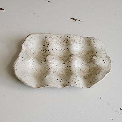 Nordic style resin egg storage box, solid color, 6-cell capacity.