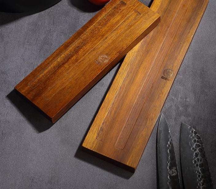 Solid wood wall-mounted kitchen knife rack with strong magnetic strip, suitable for various knives; acacia material.